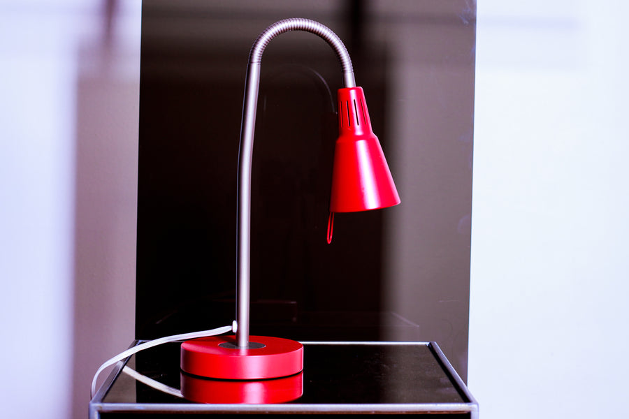 Kvart desk lamp in red