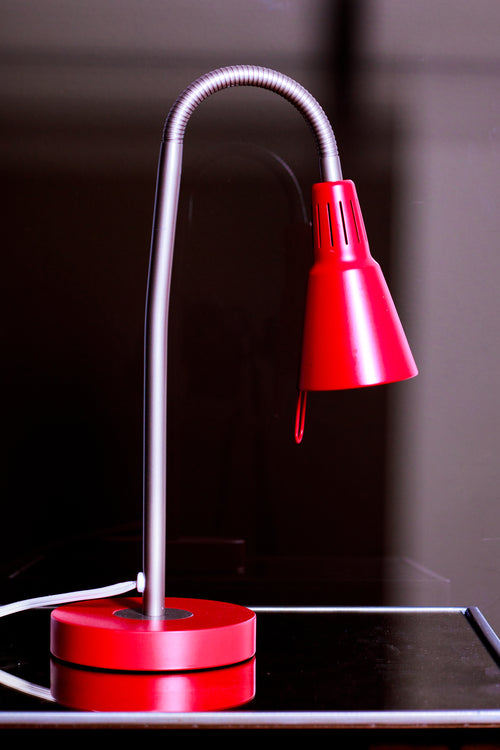 Kvart desk lamp in red